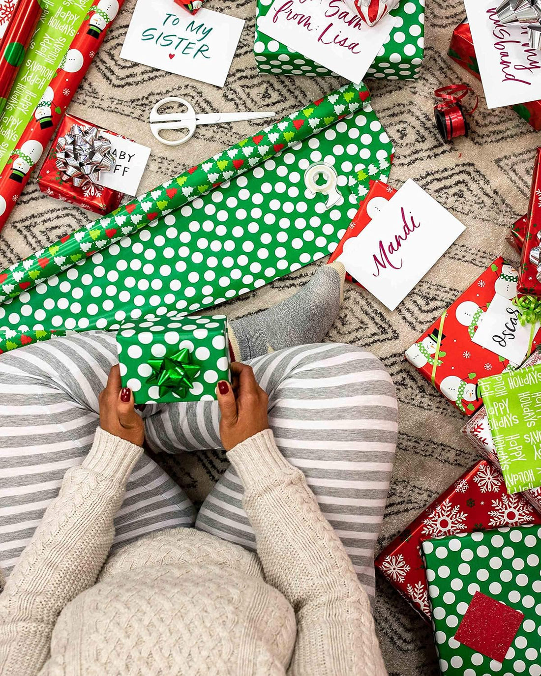 American Greetings Reversible Christmas Wrapping Paper, 4 Rolls (Red & Green Foil) – view 2